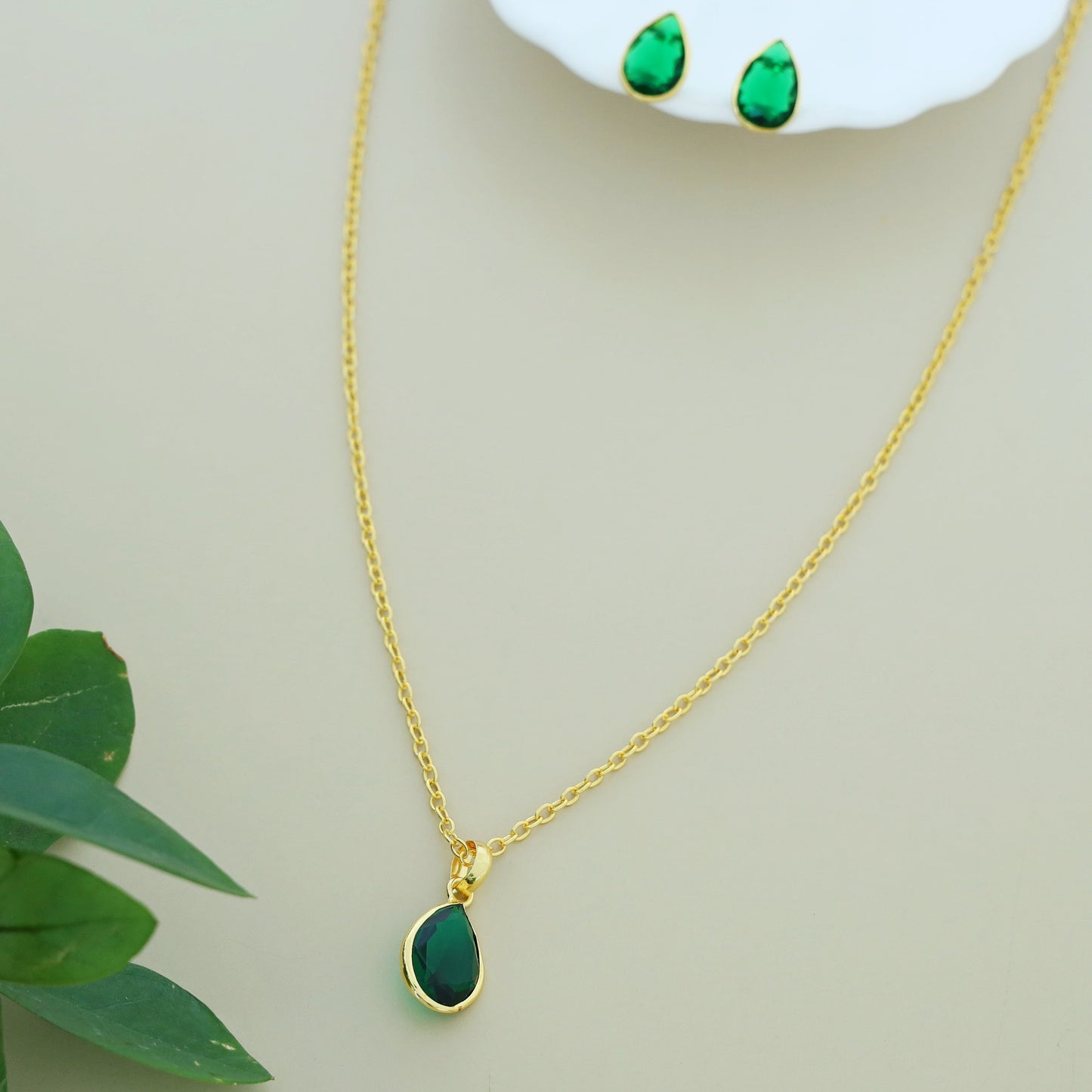 Glossy Drop Neckpiece With Stud